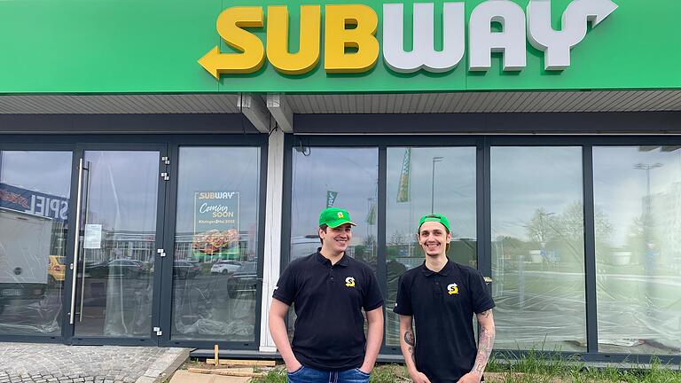 Neueröffnung: Die Brüder Simon (links) und Matthias Rodamer aus Rehweiler betreiben das neue Schnellrestaurant Subway in Kitzingen.