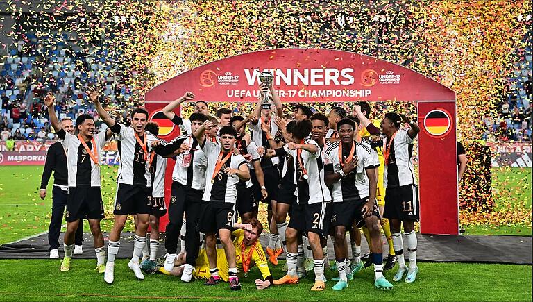 Die deutsche U-17-Nationalmannschaft wurde bei der EM in Ungarn Europameister und durfte den Pokal in den Nachthimmel von Budapest recken. Ganz links im Bild der Trainer der Mannschaft: Christian Wück aus Gänheim. Die deutsche U-17-Nationalmannschaft wurde bei der EM in Ungarn Europameister und durfte den Pokal in den Nachthimmel von Budapest recken. Ganz links im Bild der Trainer der Mannschaft: Christian Wück aus Gänheim.