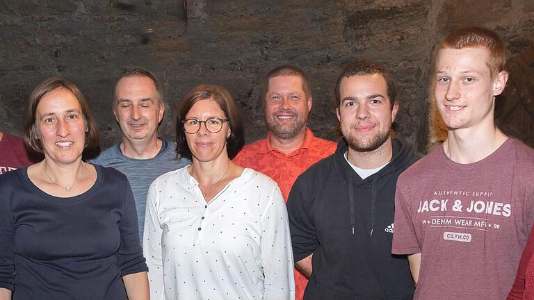 Bei der Jahresversammlung des BC Bad Königshofen fanden turnusgemäß Neuwahlen statt. Von links: Barbara Derleth (2. Vors.), Jan Holland (Schriftführer), Silvia Jetschni (1. Vors.), Thomas Lang (Kassier), Conny Helmreich (Jugendwartin), Maximilian Neumann (Beisitzer), Jonas Hummel (Sportwart), Leo Ziegler (Beisitzer), Annkathrin Voigt (Beisitzerin). Auf dem Bild fehlt Heidi Ziegler (Besitzerin).