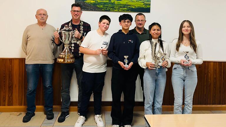 Auf dem Foto Wolfgang Mölter (1. Ritter, Ehrenscheibe, Herren), Joachim Kansog (König), Julius Baumeister (1. Ritter Jugend), Marvin Uhlein (3. Platz Vereinsmeisterschaft Jugend), Matthias Reichert (Vereinsmeister Herren, 2. Ritter), Alexandra Reichert (Vereinsmeister Jugend, Königin Jugend, Ehrenscheibe Damen), Maja Kleinhenz (2. Ritterin Jugend, 2. Platz Vereinsmeister Jugend).