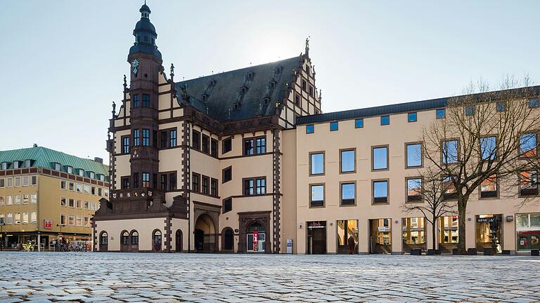 In der Schweinfurter Stadtverwaltung im Rathaus am Marktplatz arbeiten über 1000 Menschen. Ein Problem der Stadt wie für viele Arbeitgeber ist der Fachkräftemangel: 73,5 Planstellen sind derzeit unbesetzt.