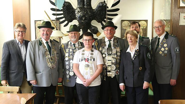 Auf dem Foto: Sozialreferent J. Montag, 1.SM S. Pöhlmann, Jugendkönig M. Weidinger , Vogelkönig E. Jäger, 2.SM R. Koch, Schriftf. S. Bärmann, Schatzm. M. Ritzmann.