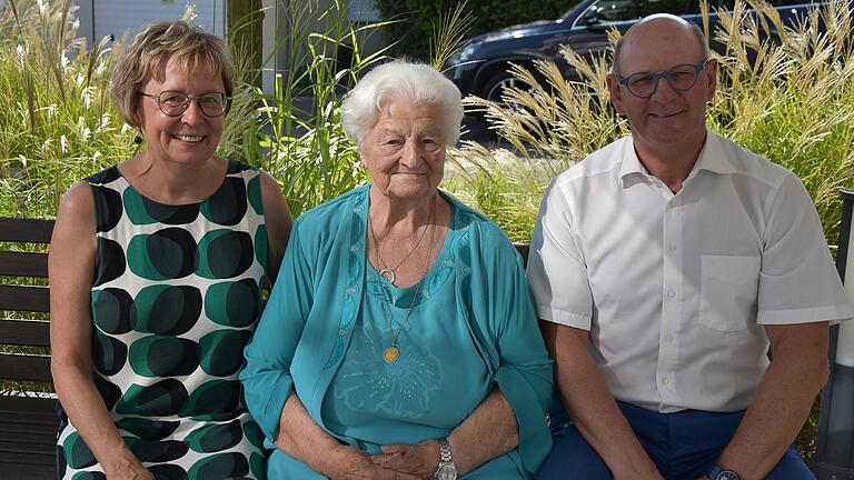 Zum Geburtstag von Wally Saffer gratulierten stellvertretende Landrätin Birgit Bayer (links) und Zeils Bürgermeister Thomas Stadelmann (rechts).