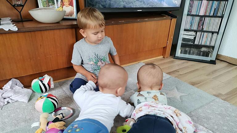 Der große Bruder, der im Dezember drei Jahre alt wird, spielt gern mit seinen kleinen Zwillingsbrüdern, die ebenfalls im Dezember Geburtstag haben – ihren ersten.