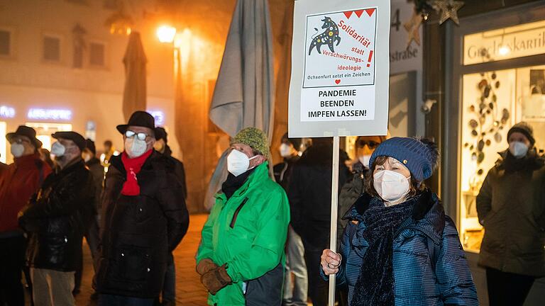 Eine Gegendemonstration gegen Impfgegner versammelte sich in der Ochsenfurter Altstadt.