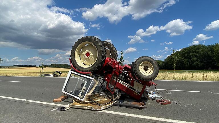 Nachdem ein Auto den Traktor erfasst hatte, ist dieser umgestürzt. Der 42-jährige Fahrer des Traktors erlitt dabei so schwere Verletzungen, dass er nach seiner Einlieferung in ein Krankenhaus gestorben ist.