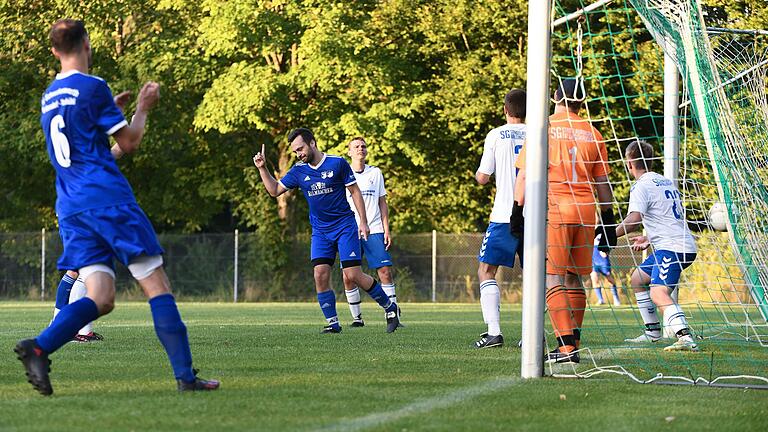 Klare Sache in Brebersdorf: Mit 5:0 schickte die SG Schnackenwerth um Yannik Saal (Mitte, bejubelt seinen Treffer zum 2:0) die SG Stadtlauringen nach Hause und steht somit im Viertelfinale des Kreispokals.