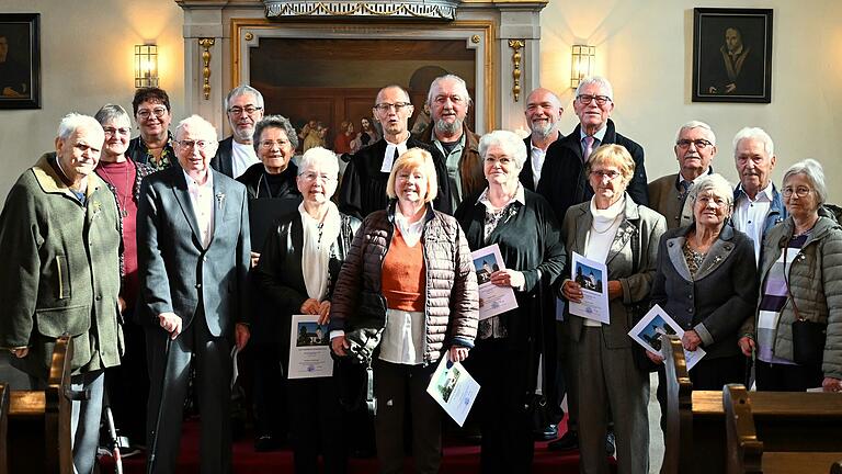 Auf dem Foto Eberhard Ludwig, Erika Hauck, Carola Schneider, Horst Schamberger, Hermann Gräfe, Helga Klimach, Hannelore Schamberger, Pfarrer Sieghard Sapper, Helga Henske, Manfred Haßfurther, Elfriede Weber, Dieter Hückmann, Reinhold Engelmann, Gerda Franzel, Heinz-Dieter Schüll, Inge Gleichmann, Horst-Dieter Zabel, Christa Saffer.