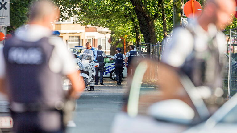 Two Police officers injured by a machete-wielding assailant.       -  Der Terror ist zurück in Belgien. Ein Mann geht mit einer Machete auf zwei Polizistinnen los, verletzt sie schwer, wird niedergeschossen und stirbt. Der IS sagt, er war einer der Seinen.