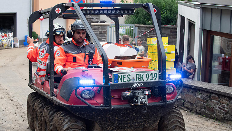 Ein Amphibienfahrzeug, das beim BRK in Rhön-Grabfeld stationiert ist, leistet derzeit wichtige Hilfe bei der Bewältigung der Hochwasserkatastrophe in Rheinland-Pfalz. Im Bild Fahrer Elias Holzheimer mit seinem Kollegen Georg Hein.&nbsp;