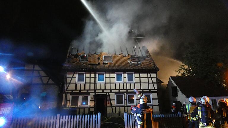 Beim Dachstuhlbrand dieses Hauses in Königsberg sind in der Nacht zum Mittwoch vier Personen verletzt worden. Beim Dachstuhlbrand dieses Hauses in Königsberg sind in der Nacht zum Mittwoch vier Personen verletzt worden.