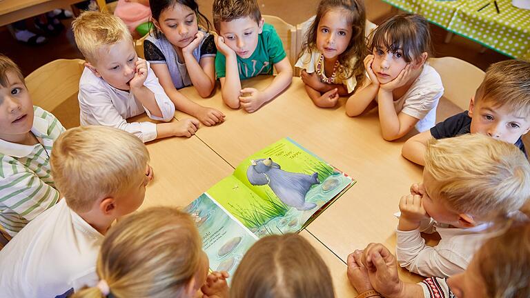 Die Kinder der Igelgruppe im Kindergarten Langenprozelten schauen gemeinsam ein Buch an. Die Kinder der Igelgruppe im Kindergarten Langenprozelten schauen gemeinsam ein Buch an.