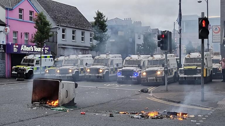 Rechtsextreme Ausschreitungen in Nordirland       -  In der früheren Bürgerkriegsregion kommt es weiterhin zu Ausschreitungen. (Archivbild)