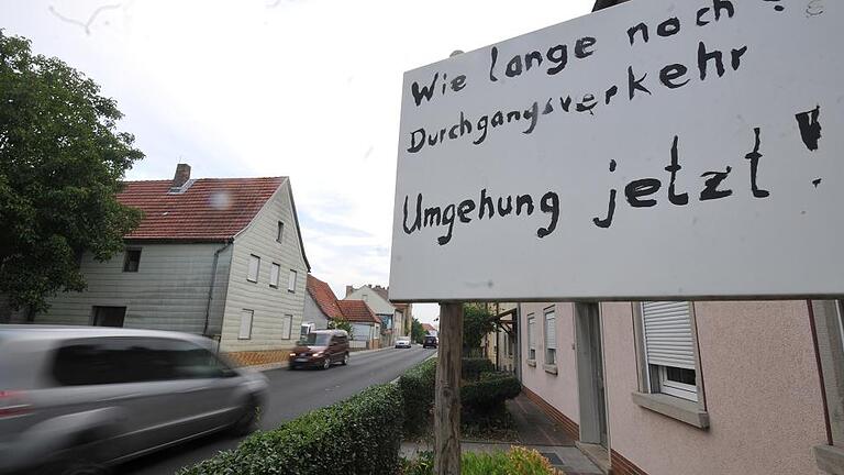Proteste: Auf Transparenten bringen die Anwohner ihren Unmut über den Verkehr auf der Giebelstadter Durchgangsstraße zum Ausdruck. Der neue Bundesverkehrswegeplan könnte dazu führen, das Umgehungsstraßen künftig schwieriger umzusetzen sind. Proteste: Auf Transparenten bringen die Anwohner ihren Unmut über den Verkehr auf der Giebelstadter Durchgangsstraße zum Ausdruck. Der neue Bundesverkehrswegeplan könnte dazu führen, das Umgehungsstraßen künftig schwieriger umzusetzen sind.