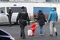 Flüchtlinge in Deutschland       -  Polizisten begleiten eine Frau und ihre beiden Kinder zum Flugzeug. Wie auf diesem Archivbild erging es am vergangenen Dienstag Naila und ihren beiden Kindern.