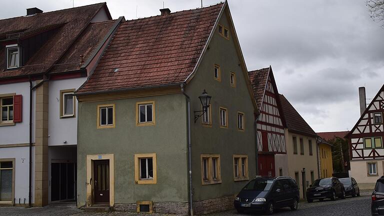 Noch vor einem Jahr hatte das Eckhaus am Markt Einersheimer Marktplatz so ausgesehen. Noch vor einem Jahr hatte das Eckhaus am Markt Einersheimer Marktplatz so ausgesehen.
