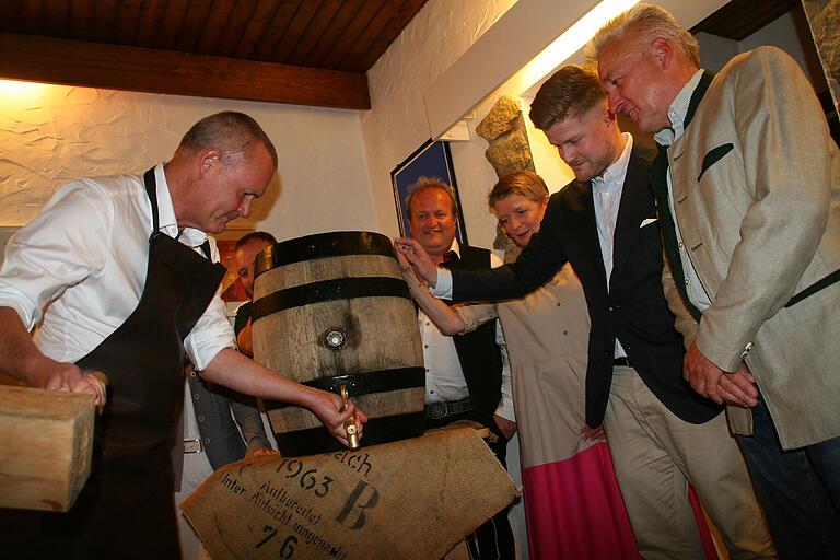 Mit vier kräftigen Schlägen zapfte Bürgermeister Thomas Stamm das erste Fass Laurenzi-Festbier an, ein Holzfass mit Naturkorken und Messinghahn