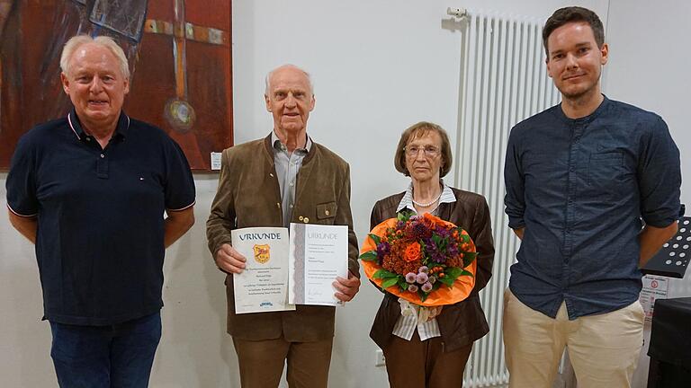 Auf dem Foto von links: 2. Vorsitzender Walter Oechsner, Richard und Christa Popp, 1. Vorsitzender Andreas Büttner.