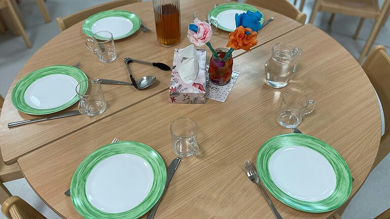 Die Kinder helfen beim Tisch decken und Essen herrichten.