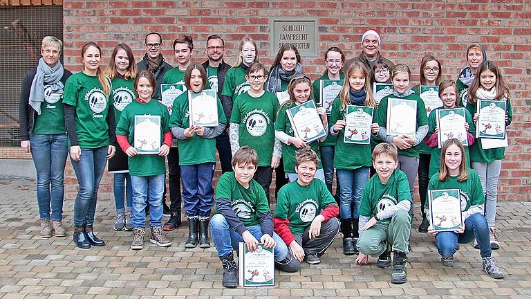 Die Absolventen und das Team der Wildparkakademie.