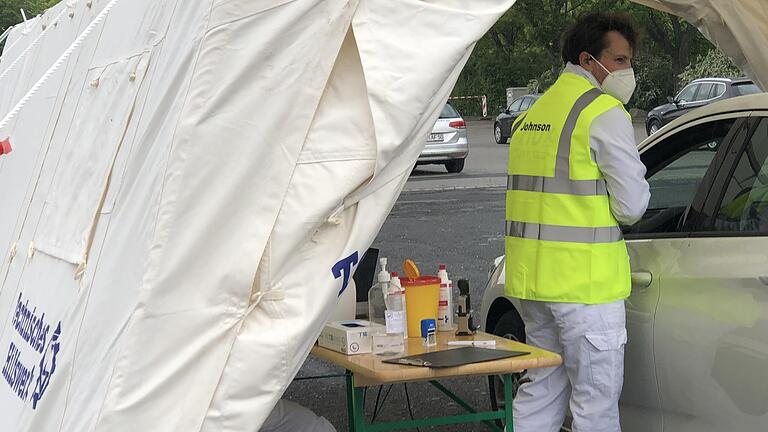 Am Volksfestplatz in Schweinfurt wurde eine Drive-in-Impfstrecke eingerichtet.