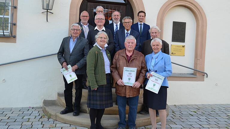 Auf dem Foto von links: Werner Heimrich, 1. Vorsitzender Bernd Ehrlitzer, Ursula Dietz, Leo Jäger, 2. Vorsitzender Manfred Dütschke, 2. Bürgermeister Edwin Hußlein, Walter Korn, Rolf Trög, Landrat Florian Töpper, Pfarrer Martin Oeters und Magda Schickram. Horst Schabel fehlte entschuldigt.