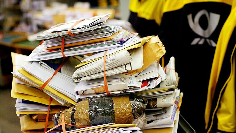 Die Deutsche Post hat sich verpflichtet, die gesetzlich geforderte Grundversorgung bei der Briefzustellung sicherzustellen. Das heißt: Im Jahresdurchschnitt müssen mindestens 80 Prozent der Briefsendungen in Deutschland am folgenden Werktag ausgeliefert werden, mindestens 95 müssen nach zwei Werktagen ankommen.&nbsp;