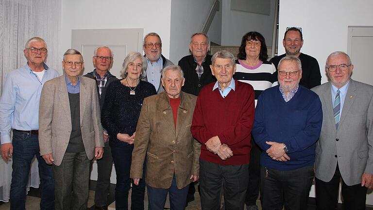 Vorsitzender Otmar Hart (links), Landesvorstandsmitglied Georg Grembler (rechts) und stellvertretender Vorsitzender Christian Reith (hinten rechts) nahmen die langjährigen Mitglieder (40, 50, 60 Jahre) in ihre Mitte und ehrten sie für ihre Treue.