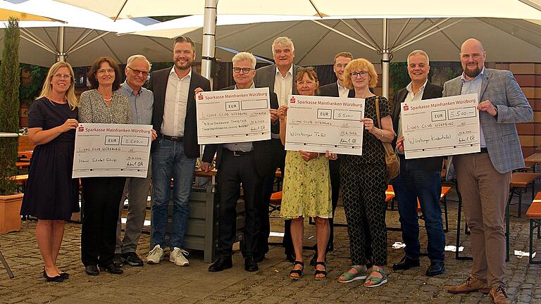 Vier der fünf Spendenschecks wurden am Montag im Bürgerspital übergeben (von links): Sandra Zeitz und Karin Baumgärtner (Hans-Schöbel-Schule), Hubert Schlick (Lions Club Würzburg), Generalmusikdirektor Enrico Calesso, Theaterintendant Markus Trabusch, Norbert Hufgard (Lions Club Würzburg), Hiltrud Eckl (Vorstand Würzburger Tafel), Andreas Buck (Präsident Lions Club Würzburg), Susanne Kolbert (Vorsitzende Würzburger Tafel), Dirk Terwey (Geschäftsführer Mainfranken Theater) und Michael Bethge (Würzburger Kindertafel).