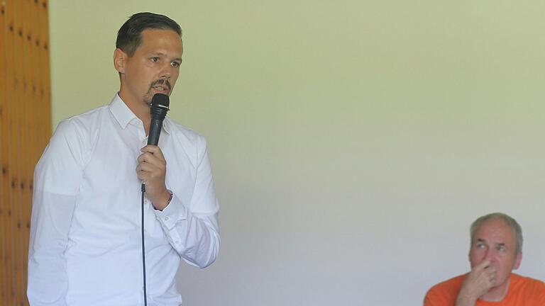 Patrick Bloch vom Solarunternehmen Belectric stellte die Sichtweise seines Unternehmens in Oberschwarzach dar. Patrick Bloch vom Solarunternehmen Belectric stellte die Sichtweise seines Unternehmens in Oberschwarzach dar.