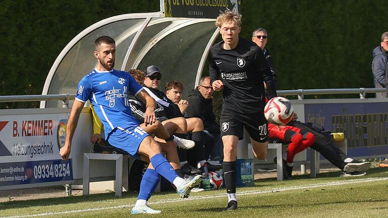 Vincent Fürst (rechts) erzielte das Tor des Tages für die SpVgg Giebelstadt im Heimspiel gegen den SV Heidingsfeld. Das Bild zeigt ihn im Zweikampf mit Sandro Zipprich vom TSV Kleinrinderfeld und entstand in der Partie beider Teams auf dem Giebelstädter Sportgelände. Vincent Fürst (rechts) erzielte das Tor des Tages für die SpVgg Giebelstadt im Heimspiel gegen den SV Heidingsfeld. Das Bild zeigt ihn im Zweikampf mit Sandro Zipprich vom TSV Kleinrinderfeld und entstand in der Partie beider Teams auf dem Giebelstädter Sportgelände.