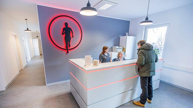 Der neue Eingangsbereich: Optisch hat sich in der orthopädischen Praxis viel verändert. Der neue Eingangsbereich: Optisch hat sich in der orthopädischen Praxis viel verändert.