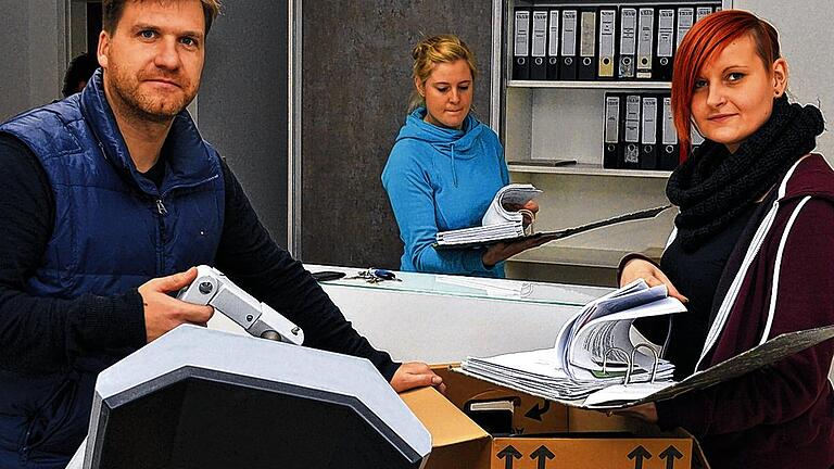 Umzug: Die Allgemeinärzte Christian Staab (im Bild mit Stefanie Metz und Katrin Schmitt) und Stephan Stoll beziehen ihre neuen Räumlichkeiten im Bad Bockleter Gesundheitszentrum. Praxiseröffnung ist am 2. April.