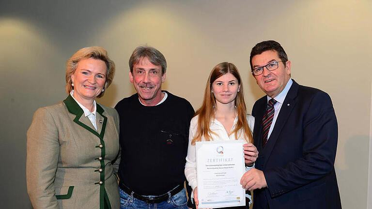 Angela Inselkammer (von links) überreichte an Mario Dehmer und Linda Hartung vom Hotel Sonnenhügel mit Staatssekretär Franz Josef Pschierer eine Auszeichnung. Foto: Irmi Gessner - Angela Inselkammer (von links) überreichte an Mario Dehmer und Linda Hartung vom Hotel Sonnenhügel mit Staatssekretär Franz Josef Pschierer eine Auszeichnung. Foto: Irmi Gessner Angela Inselkammer (von links) überreichte an Mario Dehmer und Linda Hartung vom Hotel Sonnenhügel mit Staatssekretär Franz Josef Pschierer eine Auszeichnung. Foto: Irmi Gessner - Angela Inselkammer (von links) überreichte an Mario Dehmer und Linda Hartung vom Hotel Sonnenhügel mit Staatssekretär Franz Josef Pschierer eine Auszeichnung. Foto: Irmi Gessner
