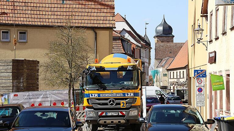 Wieder aufgehoben ist jetzt die seit 8. Januar währende komplette Sperrung der Weiße-Turm-Straße zum Gerolzhöfer Marktplatz hin aufgrund der laufenden Sanierung des Alten Rathauses. Allerdings ist etwa wie hier bei der Anlieferung von Baumaterial immer wieder mit zwischenzeitlichen Beeinträchtigungen des innerstädtischen Verkehrs zu rechnen. Wieder aufgehoben ist jetzt die seit 8. Januar währende komplette Sperrung der Weiße-Turm-Straße zum Gerolzhöfer Marktplatz hin aufgrund der laufenden Sanierung des Alten Rathauses. Allerdings ist etwa wie hier bei der Anlieferung von Baumaterial immer wieder mit zwischenzeitlichen Beeinträchtigungen des innerstädtischen Verkehrs zu rechnen.