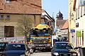 Wieder aufgehoben ist jetzt die seit 8. Januar währende komplette Sperrung der Weiße-Turm-Straße zum Gerolzhöfer Marktplatz hin aufgrund der laufenden Sanierung des Alten Rathauses. Allerdings ist etwa wie hier bei der Anlieferung von Baumaterial immer wieder mit zwischenzeitlichen Beeinträchtigungen des innerstädtischen Verkehrs zu rechnen.
