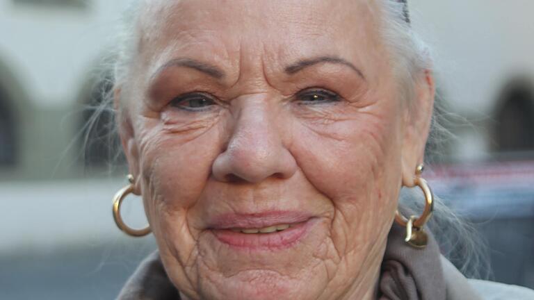 Rita Höhn, 79, Hoheim: Wir sind mal als Kannibalengruppe mit Knochen-Kostümen und Kochtöpfen losgezogen. Im Würzburger Bürgerspital gab´s dafür für alle kostenlos Bratwürste.