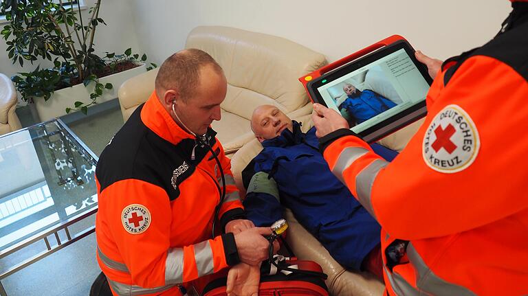 Rettungsdienst im Einsatz. Die Sanitäter geben Bilder und Daten des Patienten in ein Tablet ein und schicken es direkt in die Klinik. Rettungsdienst im Einsatz. Die Sanitäter geben Bilder und Daten des Patienten in ein Tablet ein und schicken es direkt in die Klinik.