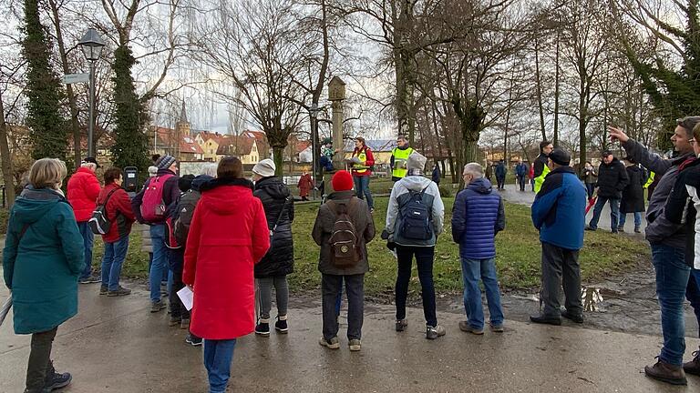 Interessiert lauschten die rund 60 Teilnehmer der „Querfeldein“-Wanderung der Geschichte und Bedeutung der Bildstöcke in Großlangheim. Interessiert lauschten die rund 60 Teilnehmer der „Querfeldein“-Wanderung der Geschichte und Bedeutung der Bildstöcke in Großlangheim.