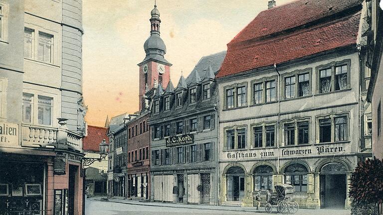Die Marktstraße in Kitzingen in früheren Zeiten mit dem Buch- und Schreibwarenhandel Köhler (links), dem Textilhaus „J.C. Korb“ für Aussteuer, Stoffe, Kinder- und Damenbekleidung sowie dem Gasthaus zum Bären (rechts). Dort zog später der Kupsch-Markt ein.