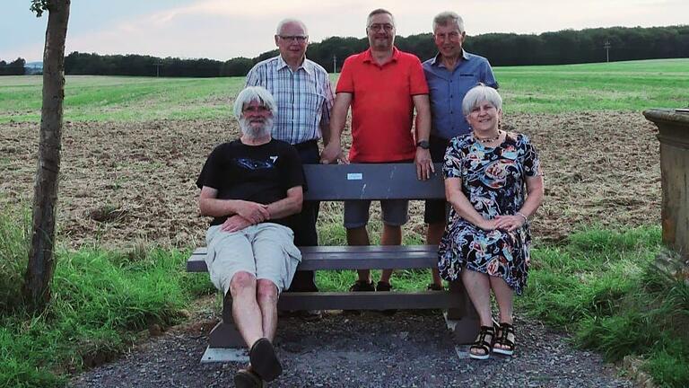 Von den neuen Bänklen überzeugen sich Emil König (Schatzmeister, hinten von links), Gemeinderat Christian Drescher, Werner König (stellvertretender Ortsvorsitzender) sowie Gemeinderat Erich Eichelmann (vorne von links) und die Ortsvorsitzende Heidrun Pfeuffer.