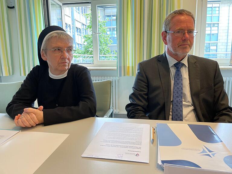 Große Betroffenheit: (v.li.) Generaloberin Schwester Monika Edinger und Geschäftsführer Martin Stapper geben die Schließung des Krankenhauses St. Josef in Schweinfurt bekannt. Große Betroffenheit: (v.li.) Generaloberin Schwester Monika Edinger und Geschäftsführer Martin Stapper geben die Schließung des Krankenhauses St. Josef in Schweinfurt bekannt.