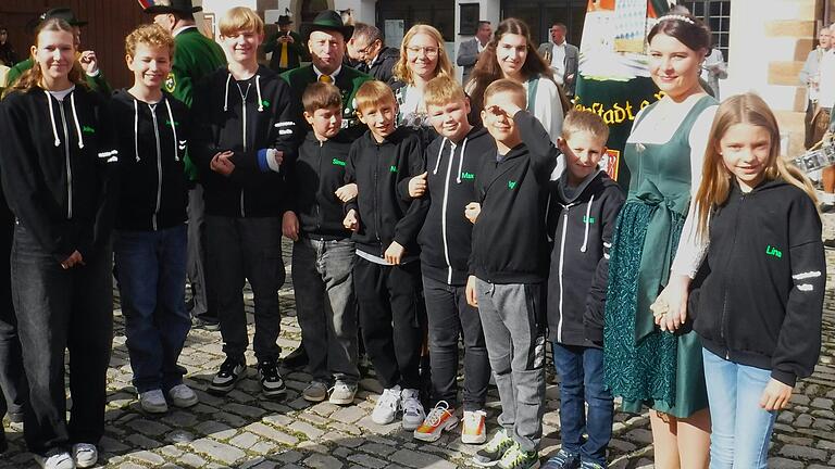 Die Schützenjugend mit Betreuern, Jolina Ebert, Joshua Raab, Philip Haubenreich, Stefan Ott-Jugendleiter, Simon Kraus, Noah Loebl, Alicja Ebert(Jugendkönig 2023), Max Friederich, Lisa Schmiedel (Königin 2022), Igor Kurylo, Lias Müller, Samarah Ott (Jugendleitung) und Lina Pachtner. Die Schützenjugend mit Betreuern, Jolina Ebert, Joshua Raab, Philip Haubenreich, Stefan Ott-Jugendleiter, Simon Kraus, Noah Loebl, Alicja Ebert(Jugendkönig 2023), Max Friederich, Lisa Schmiedel (Königin 2022), Igor Kurylo, Lias Müller, Samarah Ott (Jugendleitung) und Lina Pachtner.