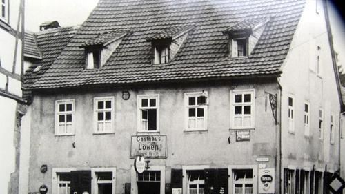 Die älteren Rienecker werden den „Löwen“ noch so kennen, wie er bis Anfang der 60er Jahre neben dem alten Rathaus, dem historischen Haus und der Kirche das Stadtbild prägte. Damals war der Eingang an der Hauptstraße neben den Kellertüren für die Bier- und Weinfässer.       -  Die älteren Rienecker werden den „Löwen“ noch so kennen, wie er bis Anfang der 60er Jahre neben dem alten Rathaus, dem historischen Haus und der Kirche das Stadtbild prägte. Damals war der Eingang an der Hauptstraße neben den Kellertüren für die Bier- und Weinfässer.