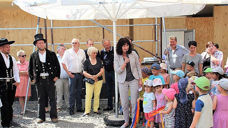 Eine heitere Gesellschaft feierte mit Marktheidenfelds Bürgermeisterin Helga Schmidt-Neder das Richtfest für den Neubau der städtischen Kindertagesstätte an der Baumhofstraße.  In traditioneller Kluft: die Zimmerleute Felix Förtner (links) und Johannes Christa.