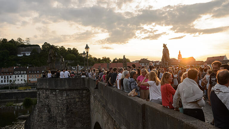 Ein beliebter Ort zum Schöppeln: Die Alte Mainbrücke in Würzburg. Foto: Daniel Peter Ein beliebter Ort zum Schöppeln: Die Alte Mainbrücke in Würzburg. Foto: Daniel Peter