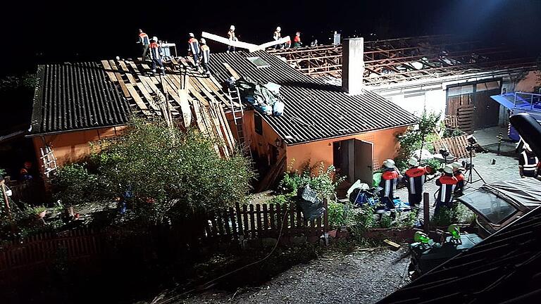 Hochbetrieb herrschte in der Nacht vom 23. auf den 24. September auf dem Dach des zerstörten Wohnhauses von Gunther und Susanne Geiling in Schönaich. Bis in die Morgenstunden wurde alles von den Helfern daran gesetzt, das Dach notdürftig dicht zu bekommen. Am nächsten Morgen stand dann &bdquo;halb Schönaich auf der Matte&ldquo;, um mit anzupacken, so eine überwältigte Susanne Geiling. Foto Geiling