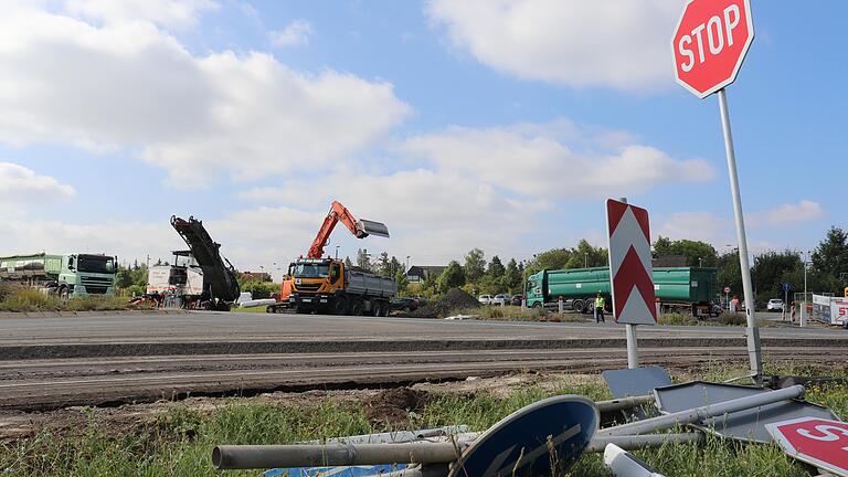 Die Kreuzung an der B8 bei Iphofen ist seit Montag fest in der Hand der Bauarbeiter. Bis Jahresende soll dort ein Kreisverkehr entstehen. Das geht nicht ohne Verkehrsbehinderungen. Die Kreuzung an der B8 bei Iphofen ist seit Montag fest in der Hand der Bauarbeiter. Bis Jahresende soll dort ein Kreisverkehr entstehen. Das geht nicht ohne Verkehrsbehinderungen.