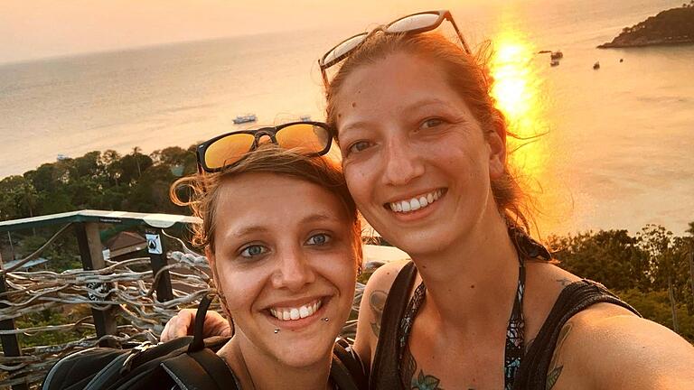 Theresa (links) und Svenja Ehehalt in Thailand, als sie an Corona noch keinen Gedanken verschwenden mussten. Die Ehefrauen erlebten am Ende ihres Urlaubs eine Odyssee, verursacht durch die Corona-Pandemie.
