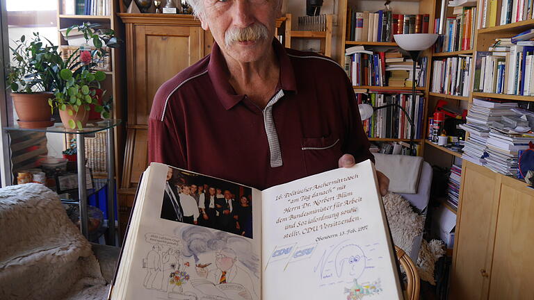 Der Schweinfurter Grafiker Helmut Gläser hat Blüms streitbare Haltung in einer Karikatur festgehalten, im Stammbuch des Politischen Ascherdonnerstags, in dem noch immer die Fotos vom Empfang kleben. Im Bild Hans Mock mit dem Eintrag von Norbert Blüm im Jahr 1997. Der Schweinfurter Grafiker Helmut Gläser hat Blüms streitbare Haltung in einer Karikatur festgehalten, im Stammbuch des Politischen Ascherdonnerstags, in dem noch immer die Fotos vom Empfang kleben. Im Bild Hans Mock mit dem Eintrag von Norbert Blüm im Jahr 1997.